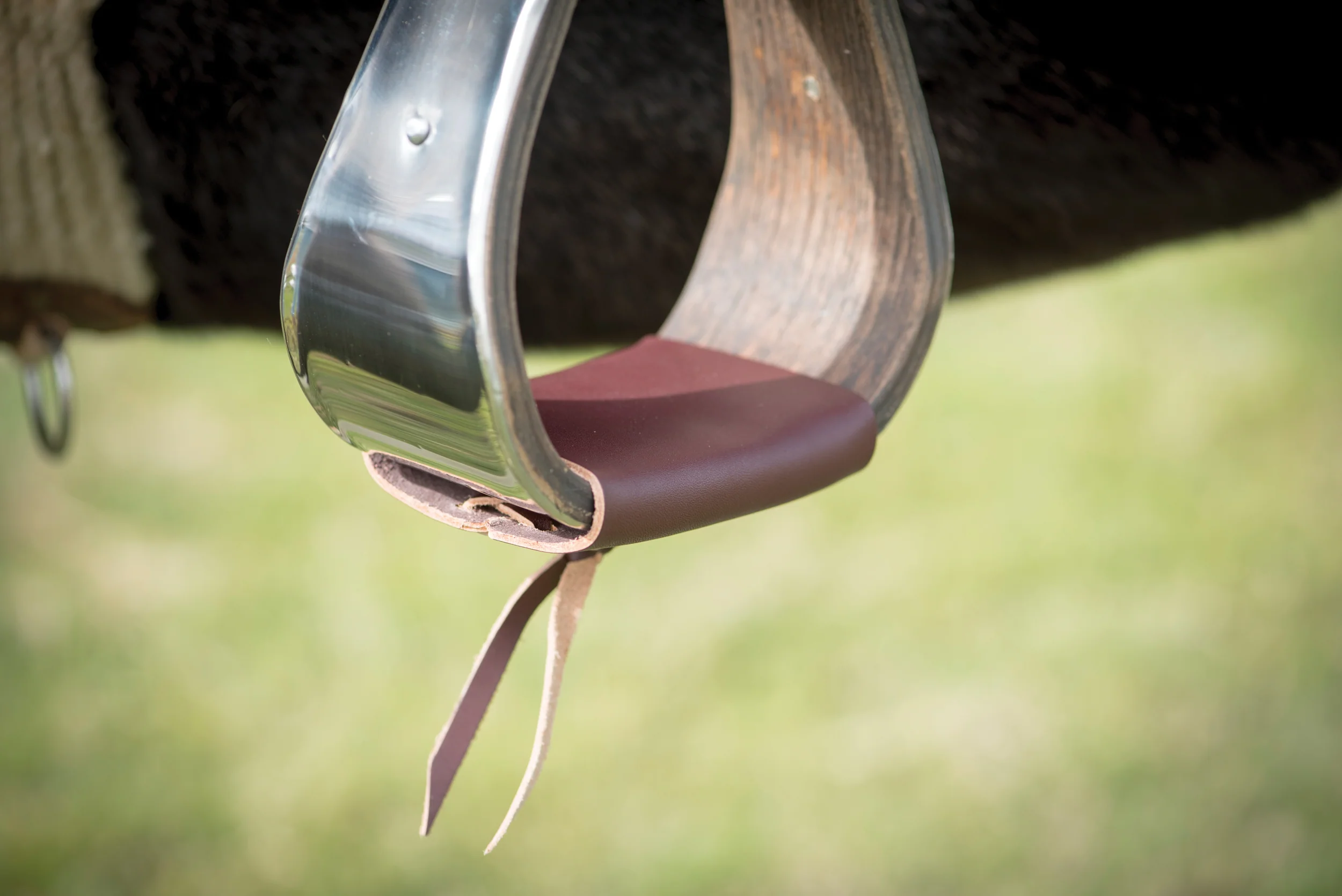 Metalab Open Range 3 1/4" Stainless Steel Covered Wooden Stirrups - Image 4